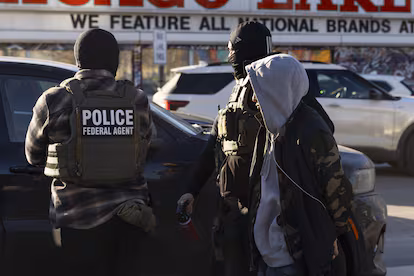 La gran persecución: el año en el que Trump concibió un Estados Unidos sin migrantes Agentes federales arrestan a una persona en Minneapolis, el 14 de enero.