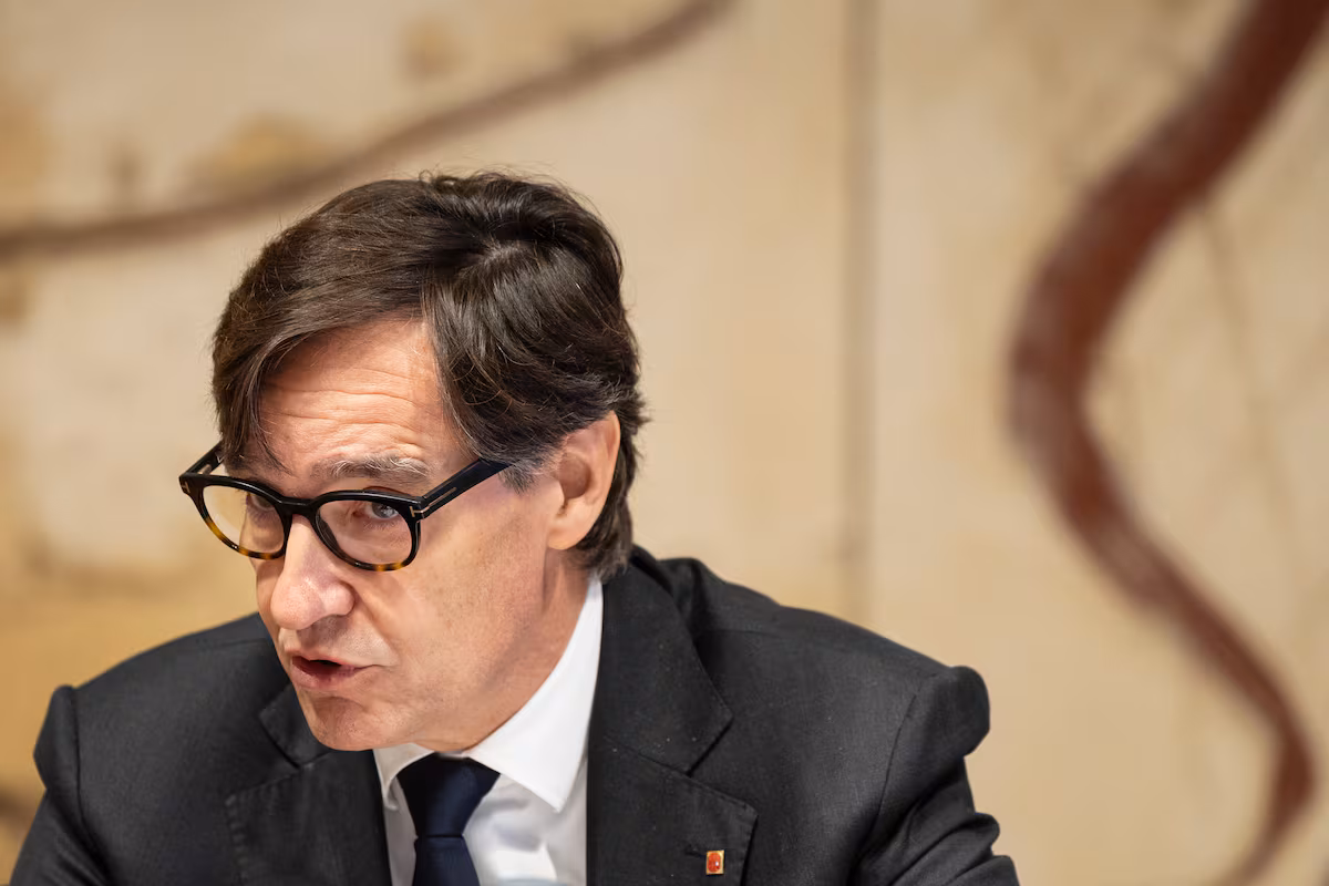 Salvador Illa sigue evolucionando favorablemente y ya se levanta de la cama EL PAÍS