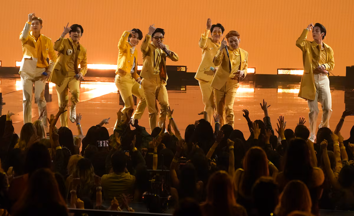 Sheinbaum eleva a la diplomacia la demanda de los fans y pide a Corea más conciertos de BTS en México EL PAÍS