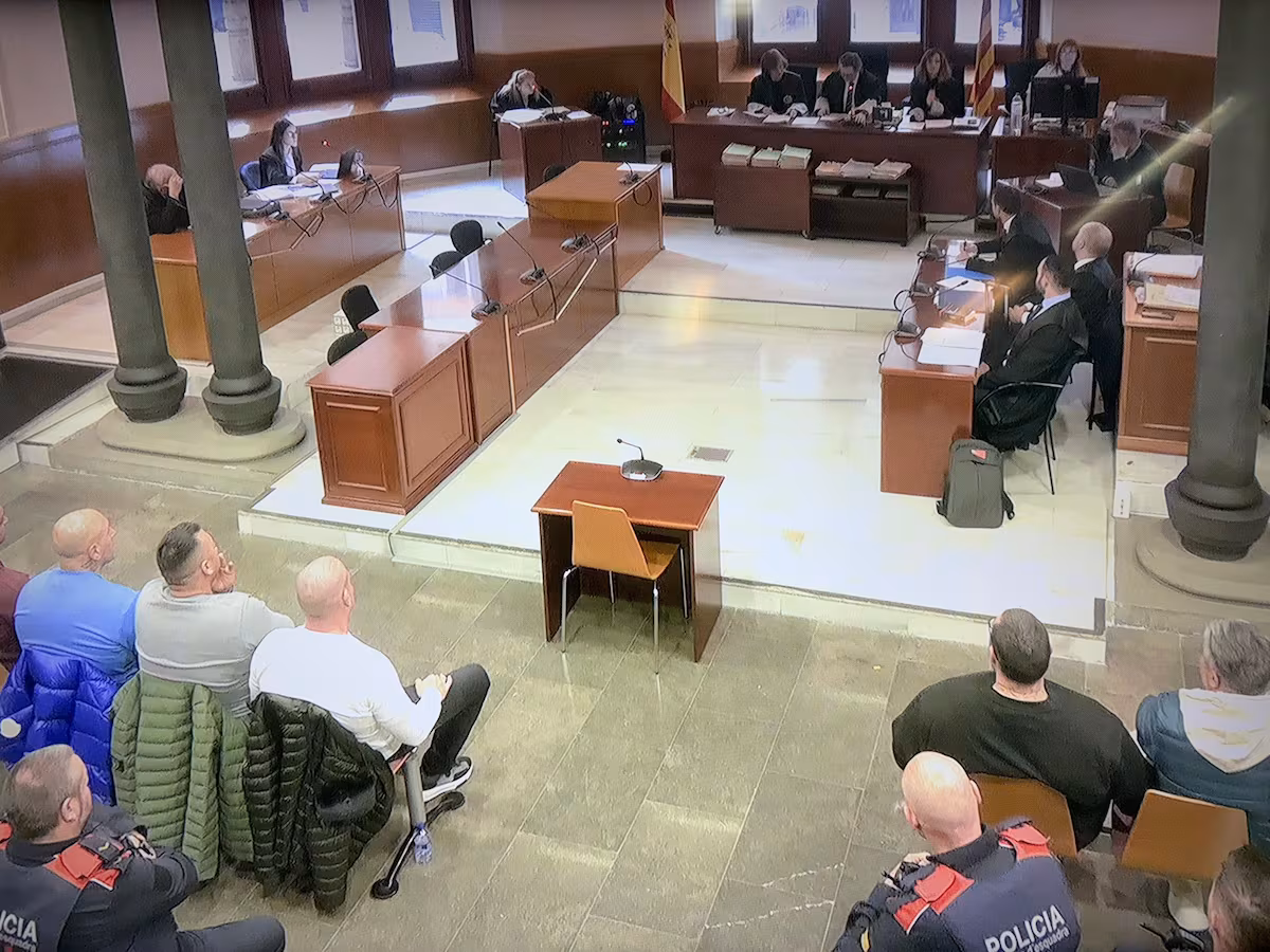 Siete miembros de los ‘Casuals’ pactan hasta tres años de prisión por extorsionar a empresarios EL PAÍS