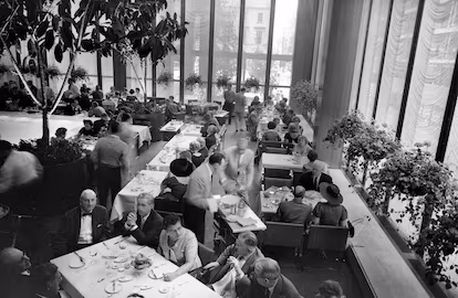 Marilyn cantando, Dalí protestando y un estanque al lado de la mesa: The Four Seasons, el añorado restaurante que hoy sería imposible Marilyn cantando, Dalí protestando y un estanque al lado de la mesa: The Four Seasons, el añorado restaurante que hoy sería imposible
