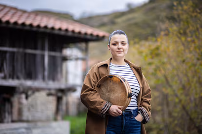 Leticia Baselgas, panderetera: “El folclore del franquismo fue una construcción política” Leticia Baselgas, panderetera: “El folclore del franquismo fue una construcción política”