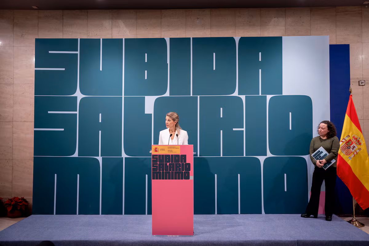 Trabajo y los sindicatos acuerdan subir el salario mínimo a 1.221 euros con rechazo patronal EL PAÍS