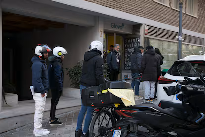 Los repartidores de Glovo se asoman al sindicalismo: “Es la primera vez que voto en España” Los repartidores de Glovo se asoman al sindicalismo: “Es la primera vez que voto en España”