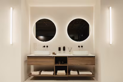 Cómo el diseño de los baños de hotel puede transformar las emociones, según el interiorista Isern Serra Cómo el diseño de los baños de hotel puede transformar las emociones, según el interiorista Isern Serra