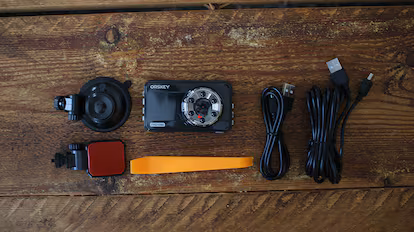 Probamos las mejores ‘dash cam’ para el coche Dashcam sobre una mesa de madera