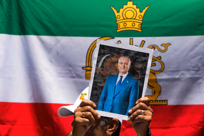 Reza Pahlevi, el príncipe destronado aupado por la desesperación de los iraníes Reza Pahlevi, el príncipe destronado aupado por la desesperación de los iraníes