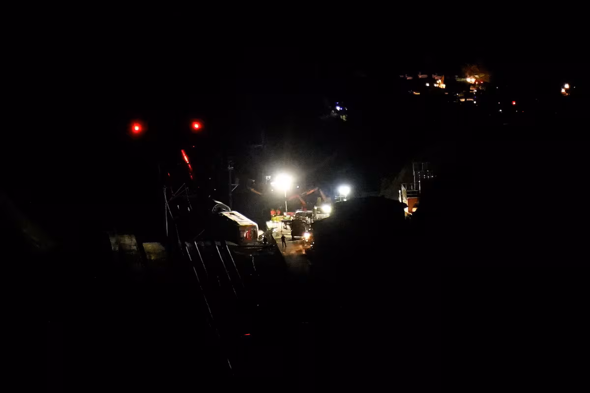 Última hora y reacciones tras el accidente de tren en Adamuz, Córdoba, en directo | Los trabajos de rescate e identificación de víctimas continúan durante la noche EL PAÍS