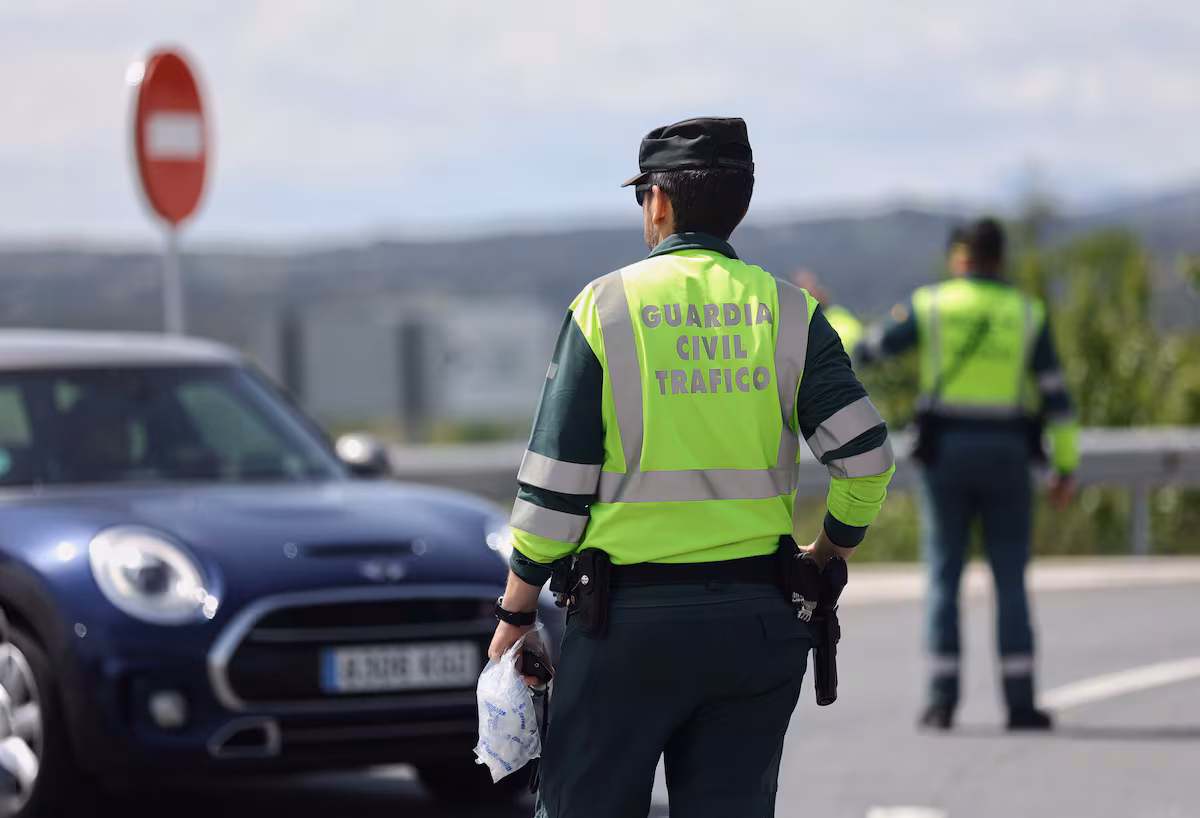 Un conductor acude al examen para recuperar el carné en su propio vehículo EL PAÍS