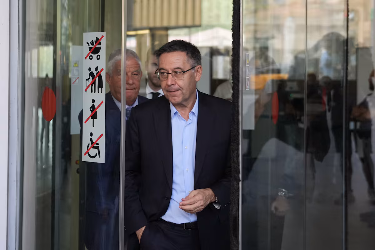 Un juez condena a Josep Maria Bartomeu y su mano derecha por injurias a Jaume Roures, a quien llamaron “Catanazi” o “financiador del golpe de Estado” EL PAÍS