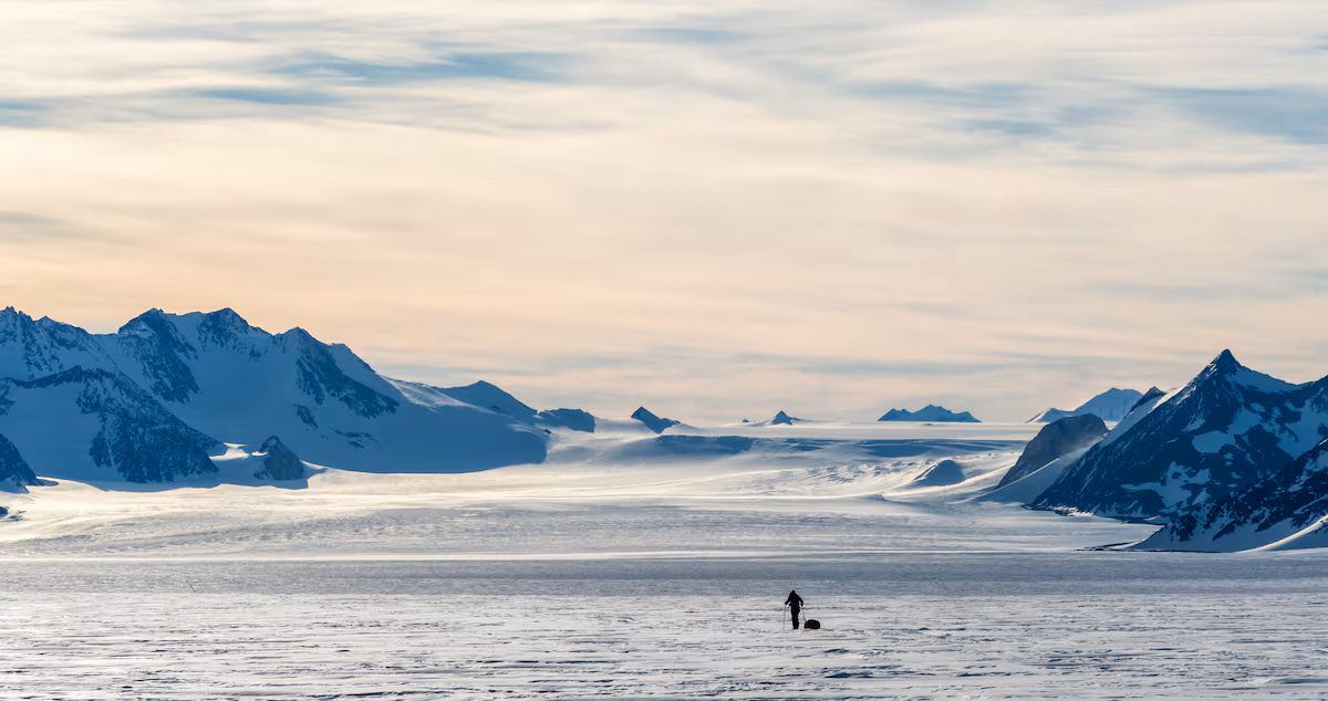 Un nuevo mapa muestra cómo es la Antártida bajo los 2.000 metros de hielo que la cubren EL PAÍS