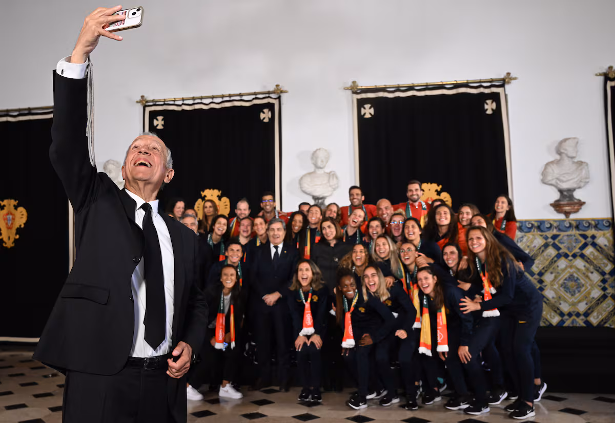 Una década de Marcelo Rebelo de Sousa como presidente de Portugal: miles de abrazos y un dique contra las políticas ultras EL PAÍS