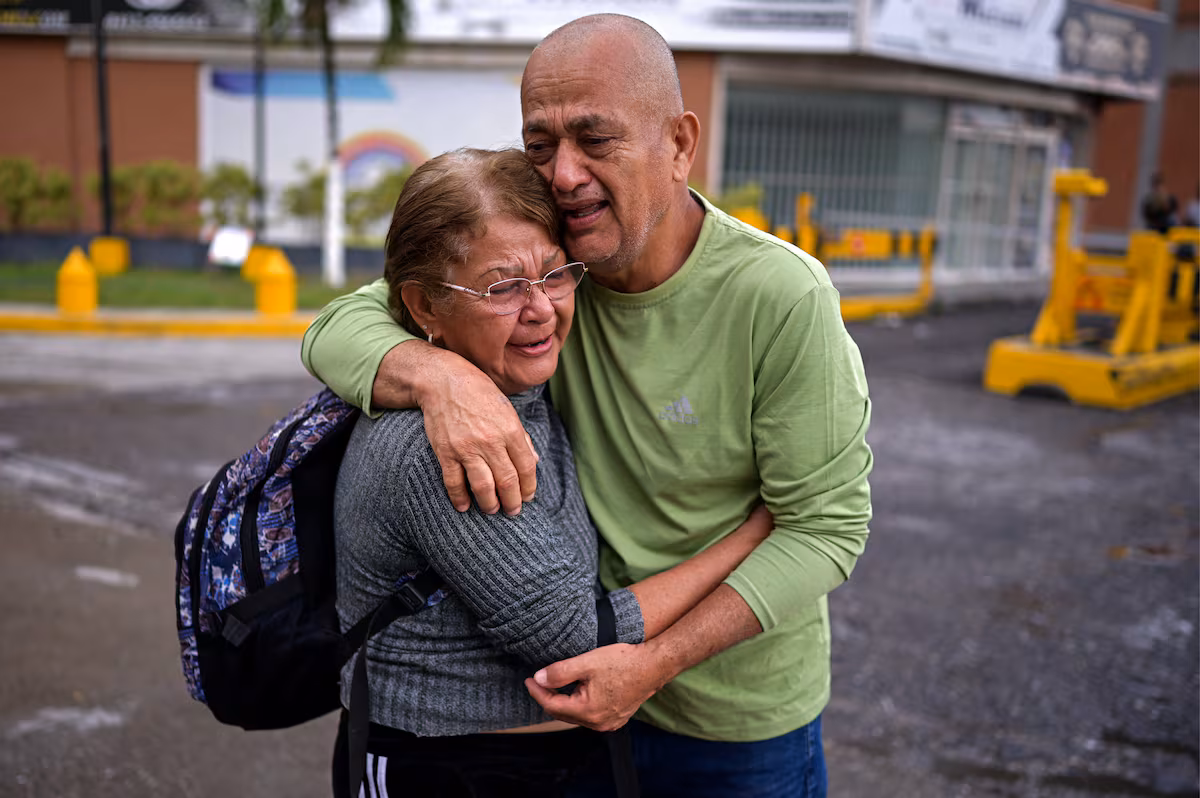 Venezuela libera a 18 de los 24 periodistas que mantenía encarcelados EL PAÍS