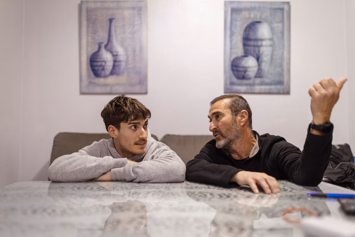 Víctor, su padre y otro pasajero salvaron solos durante una hora a varios heridos del vagón 1 del Alvia volcado EL PAÍS