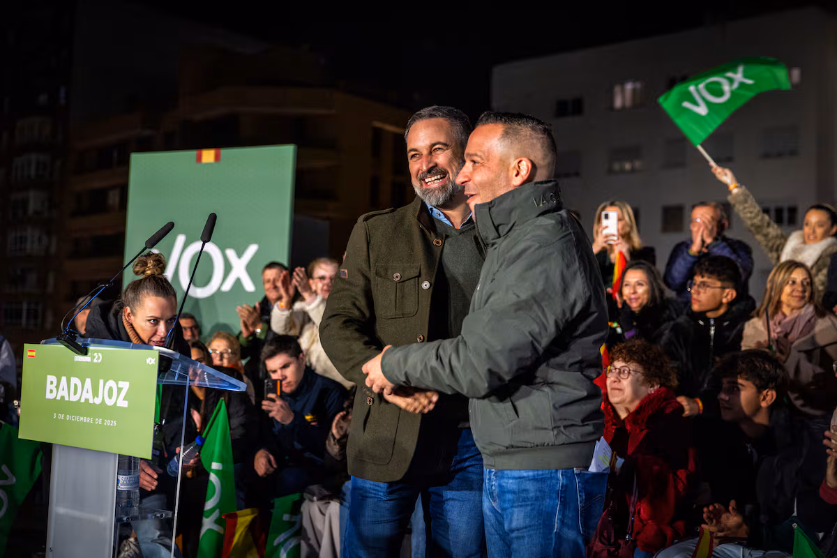 Vox exige ahora entrar en el Gobierno de Extremadura con una vicepresidencia y varias consejerías EL PAÍS
