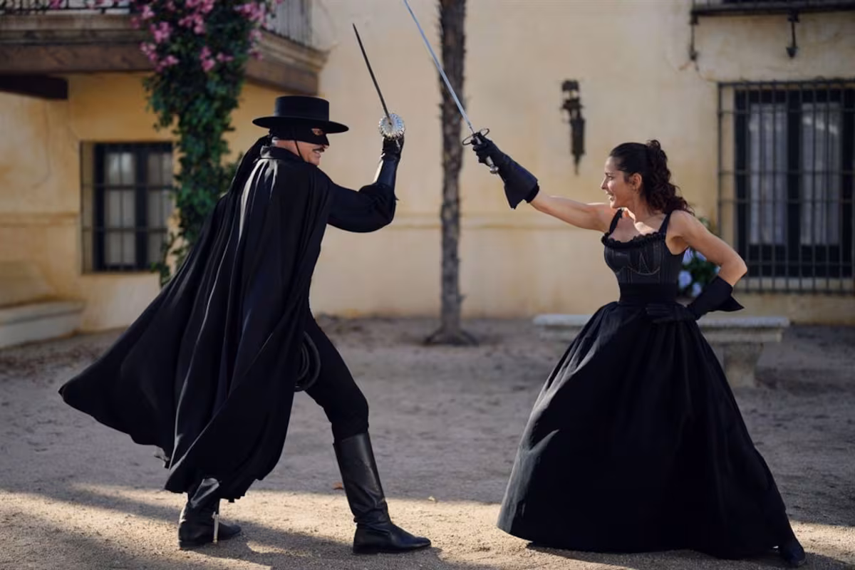 Vuelve El Zorro, pero ahora es un francés comunista que lucha contra los ricos: “Esta versión no se podría hacer en EE UU” EL PAÍS