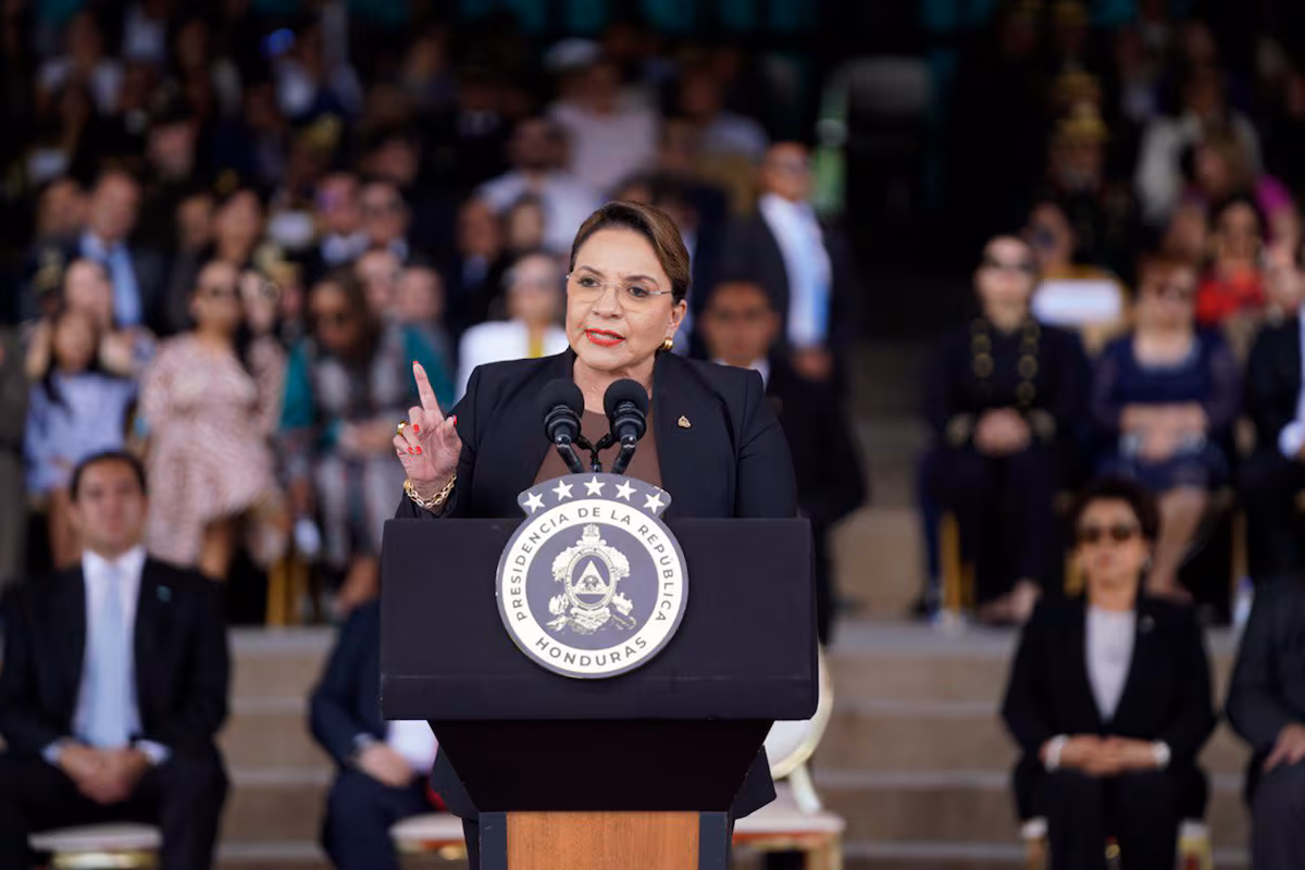 Xiomara Castro ordena después de un mes iniciar la transición a Nasry Asfura en Honduras EL PAÍS