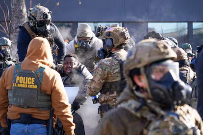 El regreso del fascismo Agentes del ICE rodeando a un manifestante en Minneapolis, el pasado 24 de enero.