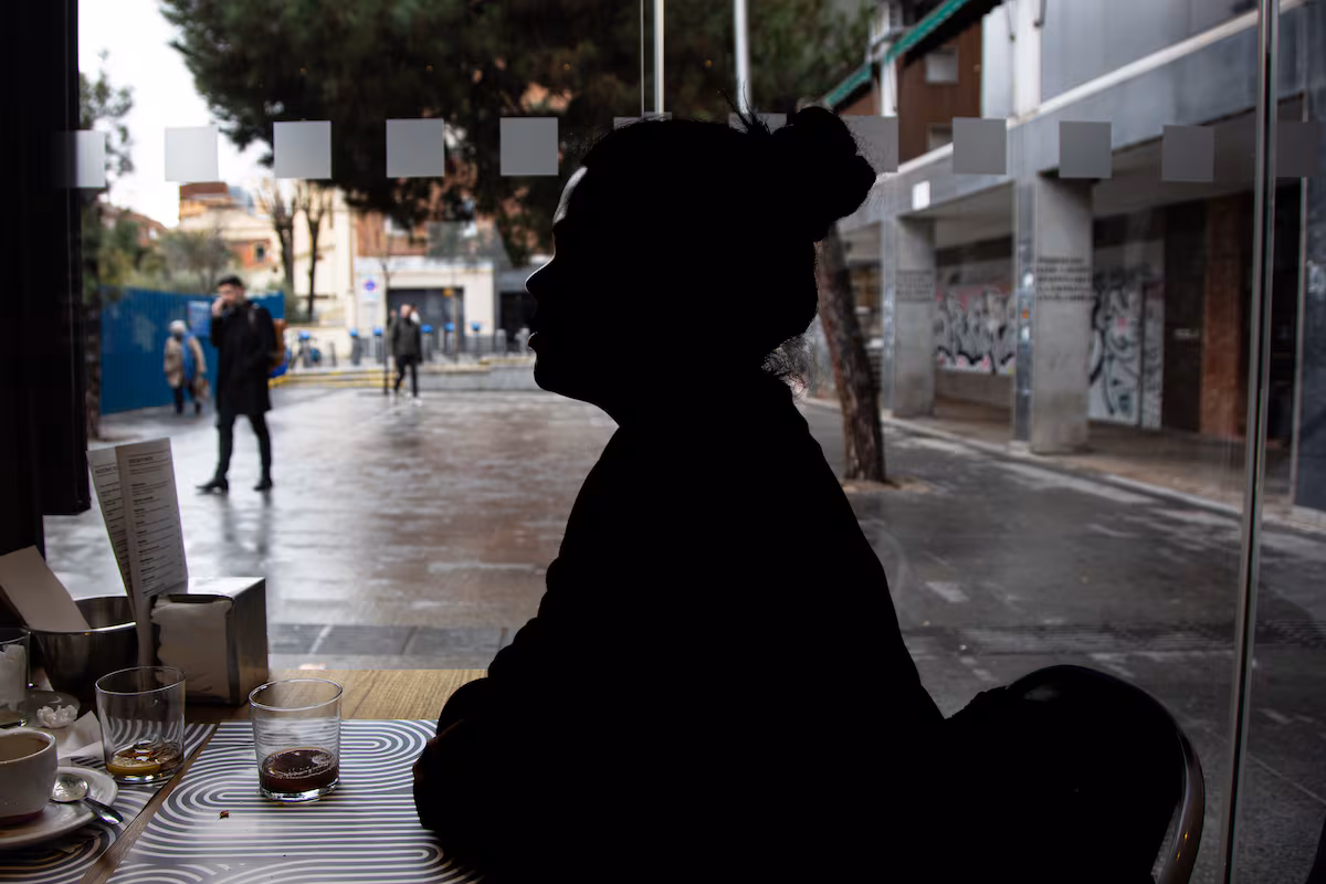 Zulos a precio de oro y sueldos en negro: la angustia de dos familias a las puertas de la regularización EL PAÍS